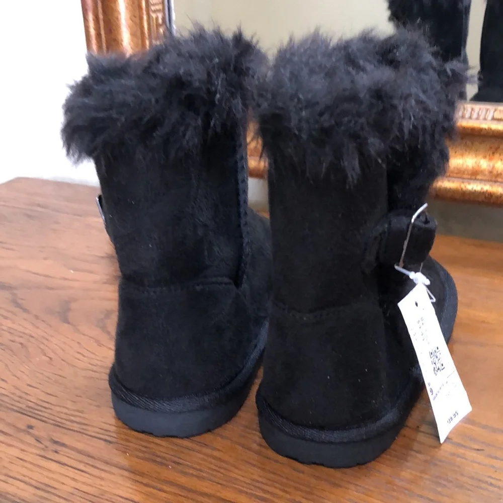 New toddler girls black boots with faux fur.  Size 9.  The Children’s Place.